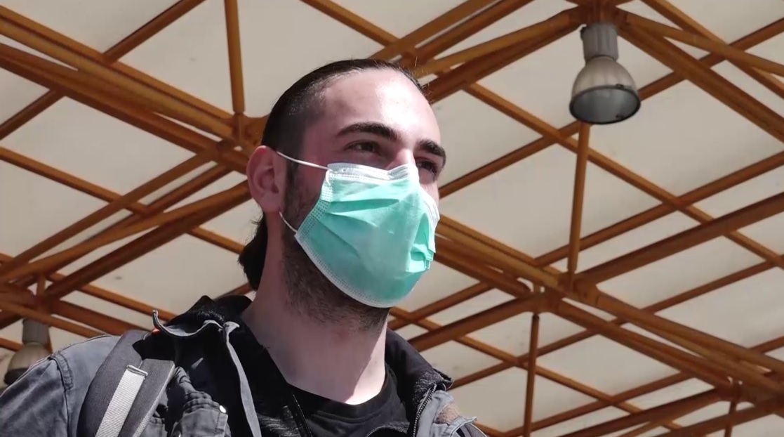 Profu’ de chitară – de la predat muzică, la strâns sparanghel în Germania. Ziua pe câmp, iar noaptea în căutarea notelor muzicale