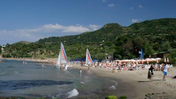 Nu renunța la vacanța anulată din cauza coronavirusului. Poți solicita o reprogramare în locul banilor