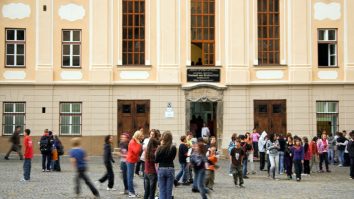 Elevii vor purta măşti când vor reveni la cursuri și ar putea fi împărțiți în grupuri