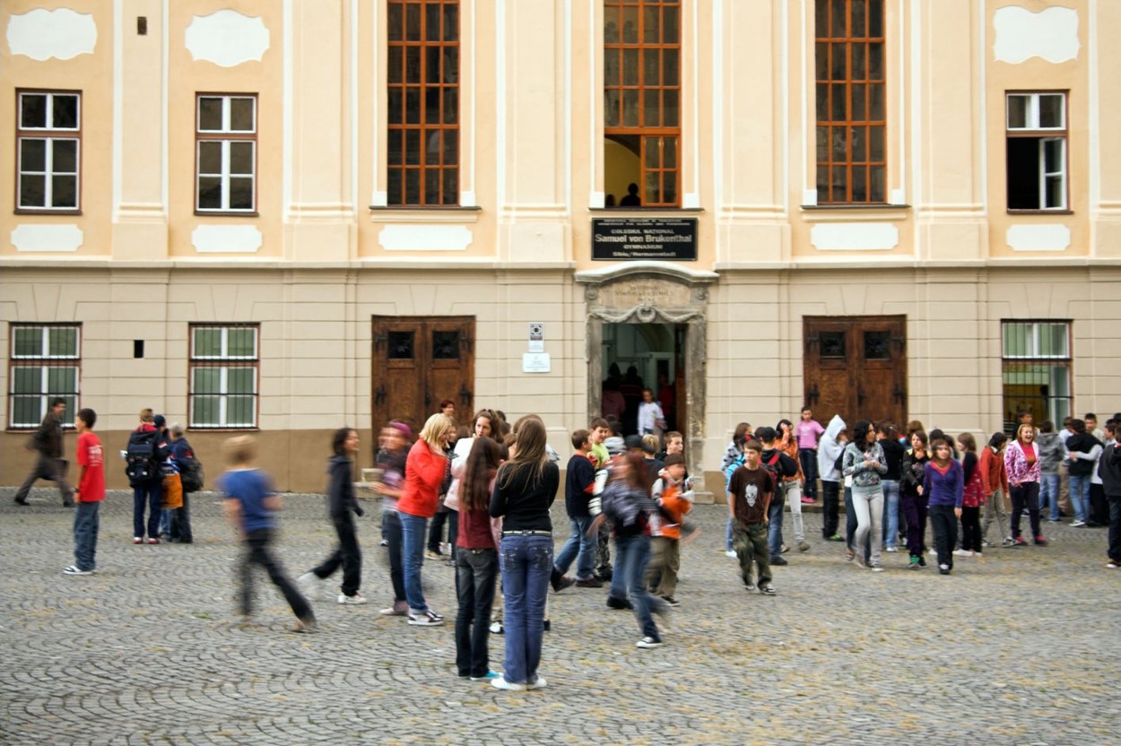 Elevii vor purta măşti când vor reveni la cursuri și ar putea fi împărțiți în grupuri