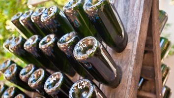 Și-a reiventat afacerea pentru a supraviețui. Patronul unui magazin de vinuri: Ne-au crescut vânzările cu 15%