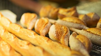 Românul mănâncă mai multă pâine decât este indicat, iar asta se vede pe cântar și în statistici