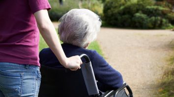 În timp ce bătrânii noștri rămân singuri, sute de îngrijitori români vor pleca săptămânal la muncă în Austria