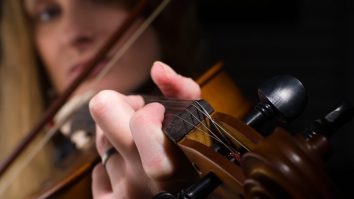 Terapie pe ritmuri de vals în spitalele din Bucureşti: „Merg să le vindec sufletele”