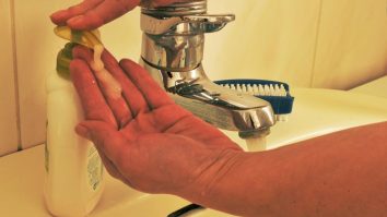 Cum elimini orice risc de infectare când ieși din casă. Un medic îți explică pas cu pas. De ce nu e bună dezinfectarea în exces