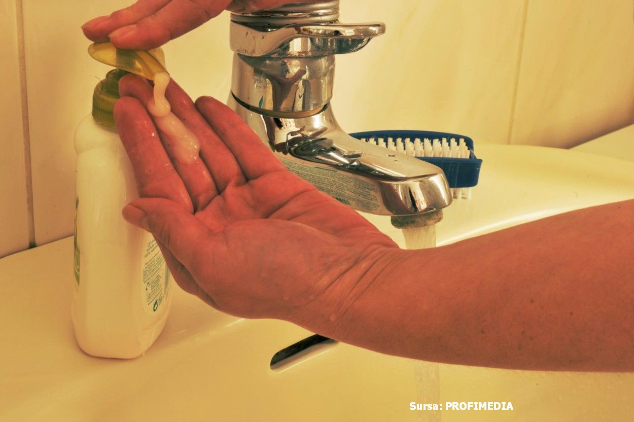 Cum elimini orice risc de infectare când ieși din casă. Un medic îți explică pas cu pas. De ce nu e bună dezinfectarea în exces