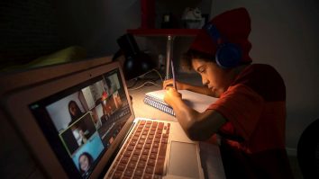 Școlile private din România, care sunt mai scumpe decât cele din Italia, au mutat cursurile în online. Unele au înjumătățit taxele