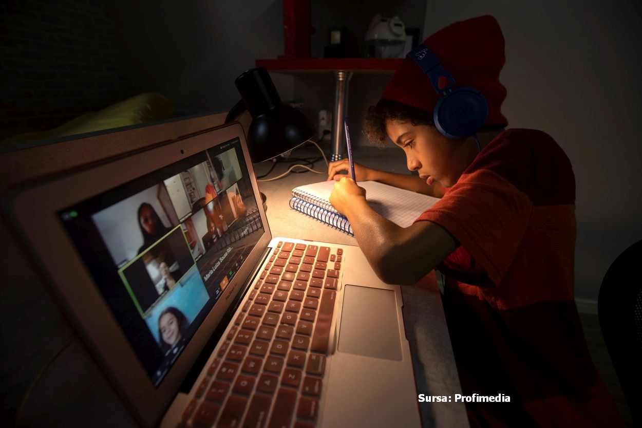 Școlile private din România, care sunt mai scumpe decât cele din Italia, au mutat cursurile în online. Unele au înjumătățit taxele