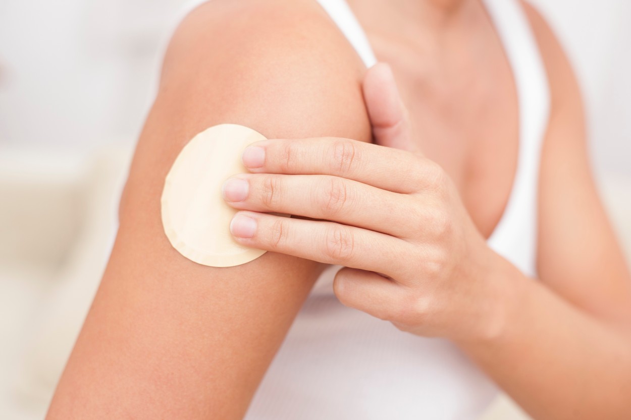 Unde a ajuns cercetarea remediilor împotriva Covid-19: Teste cu plasturi cu nicotină îți vor spune dacă fumatul te apără de coronavirus