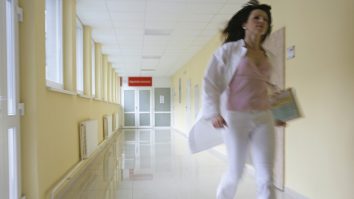 Medicii – polițiști în halate albe. Un secretar de stat spune că spitalele trebuie să fie mai vigilente pentru ca pacienții cu Covid-19 să nu poată fugi