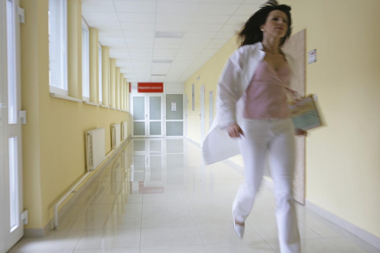 Medicii – polițiști în halate albe. Un secretar de stat spune că spitalele trebuie să fie mai vigilente pentru ca pacienții cu Covid-19 să nu poată fugi