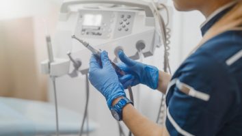 Protestul inedit al unor medici stomatologi: S-au pozat dezbrăcaţi în cabinet