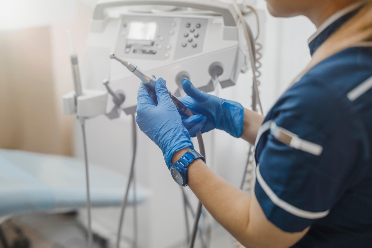 Protestul inedit al unor medici stomatologi: S-au pozat dezbrăcaţi în cabinet