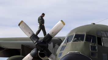 Mesajele de Paşte ale militarilor români din Polonia şi Afganistan: Nu uitaţi, staţi în casă