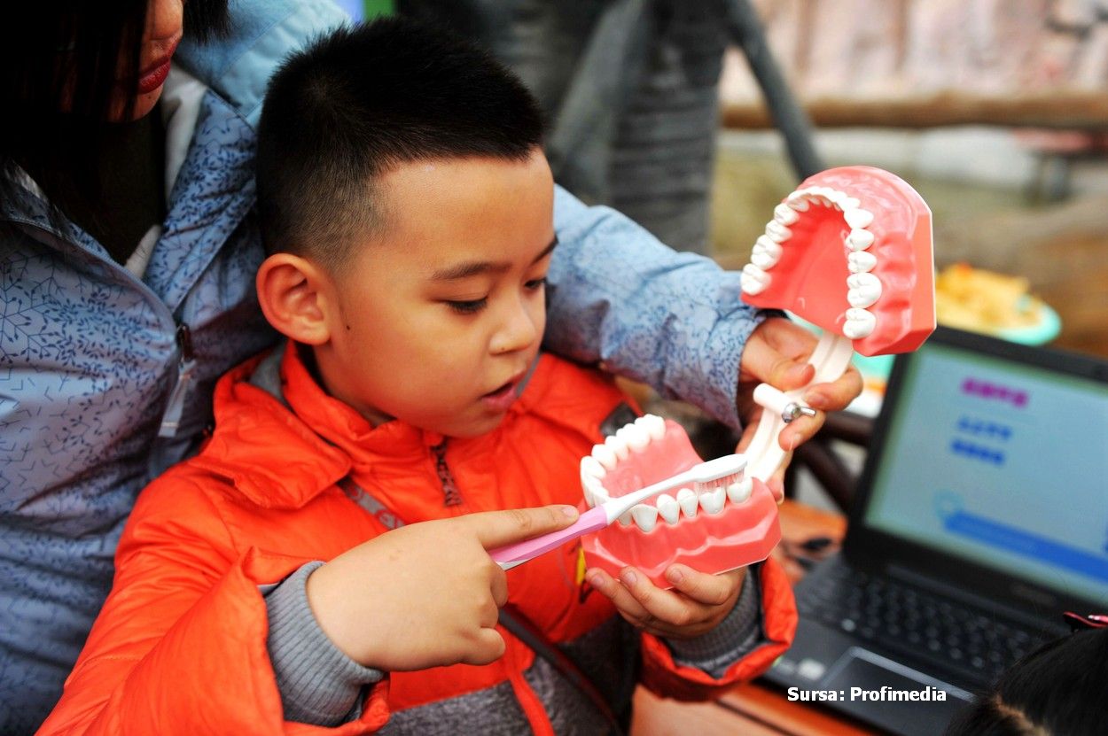 Regulile simple care îți ajută copilul să nu aibă nevoie de dentist în această perioadă. Dinții de lapte nu trebuie neglijați