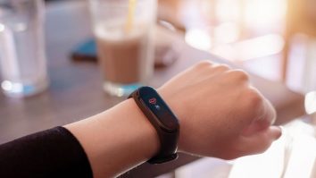 Brățara care îți amintește că trebuie să păstrezi distanța corectă, în teste