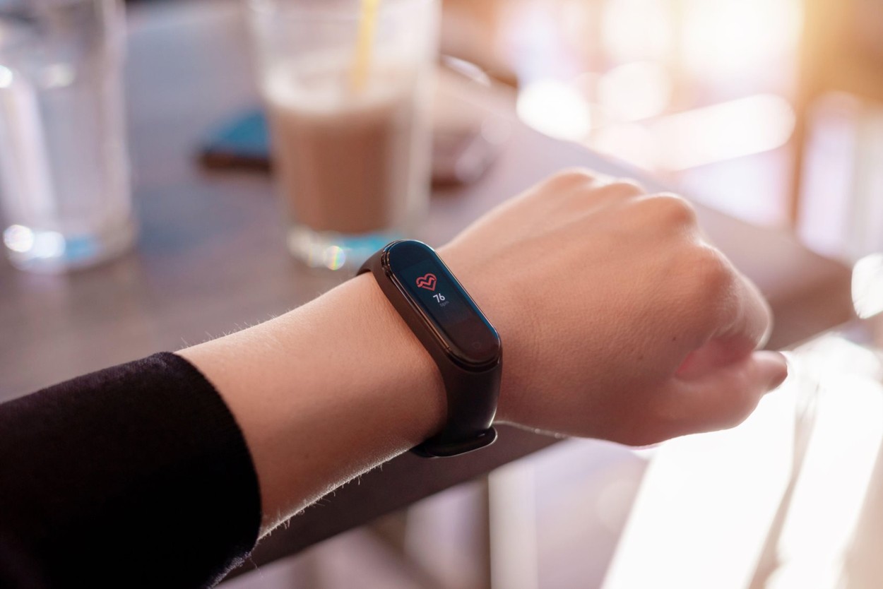 Brățara care îți amintește că trebuie să păstrezi distanța corectă, în teste