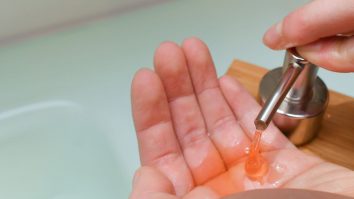 Spionați în toaletă. Câți bărbați și câte femei se spală corect pe mâini. Rezultatele unui studiu sunt îngrijorătoare