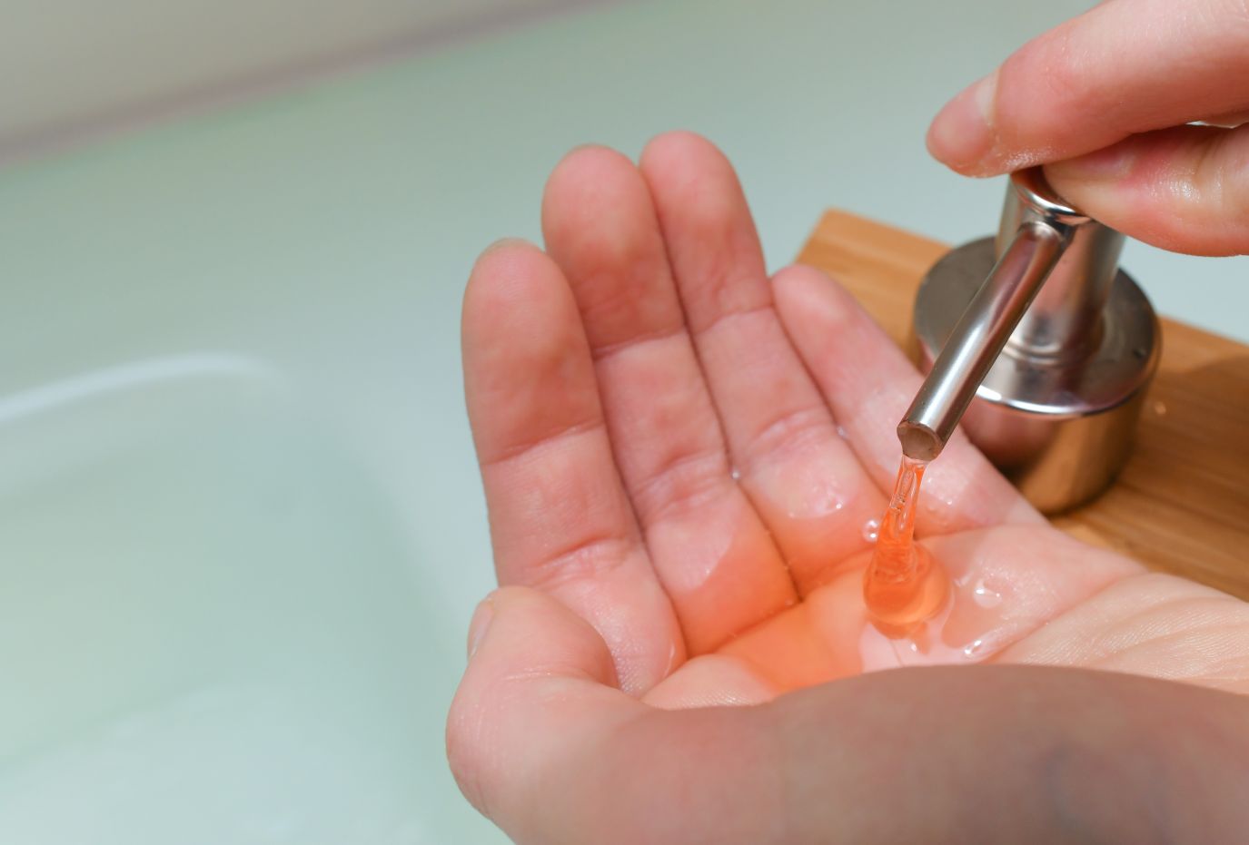 Spionați în toaletă. Câți bărbați și câte femei se spală corect pe mâini. Rezultatele unui studiu sunt îngrijorătoare