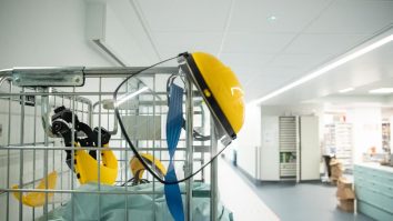 Exemplul antreprenorului care a trecut de la pliante la viziere. Are un profit mai mare și n-a renunțat la niciun angajat