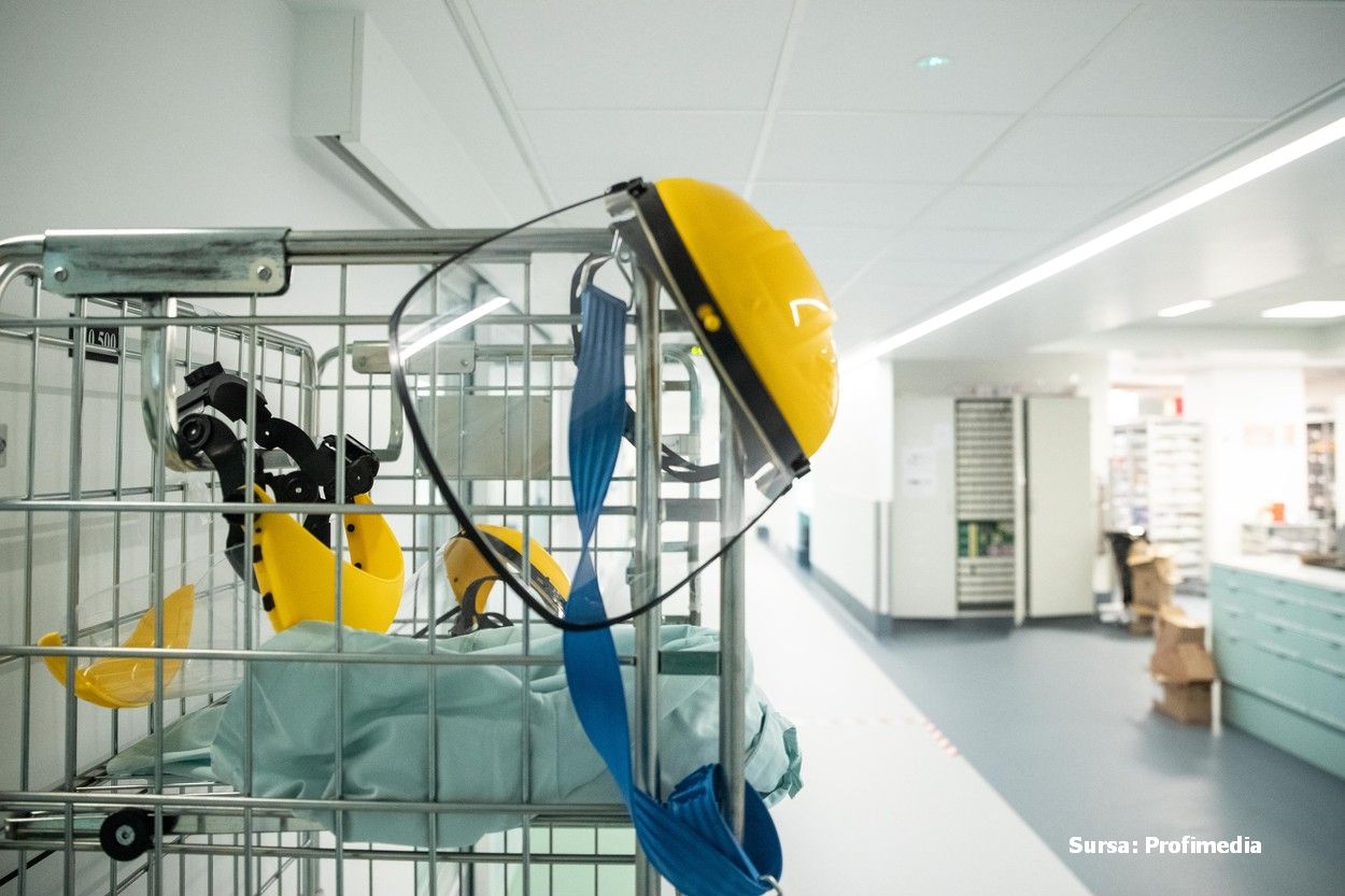 Exemplul antreprenorului care a trecut de la pliante la viziere. Are un profit mai mare și n-a renunțat la niciun angajat