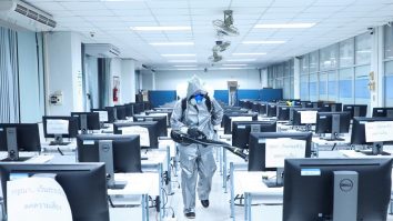 Românii se tem că vor fi dați afară și muncesc mai mult de acasă. Un sondaj mai arată și că puțini au suficienți bani puși deoparte