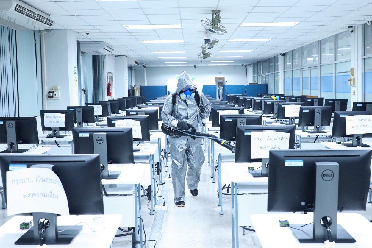 Românii se tem că vor fi dați afară și muncesc mai mult de acasă. Un sondaj mai arată și că puțini au suficienți bani puși deoparte