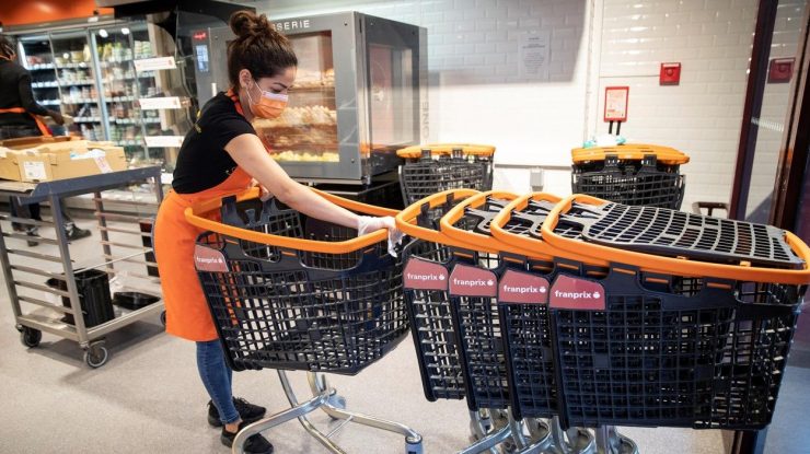 “Șanse extrem de mici să iei COVID-19 când mergi la cumpărături”. Un expert german distruge teoria potrivit căreia coronavirusul rezistă pe suprafețe