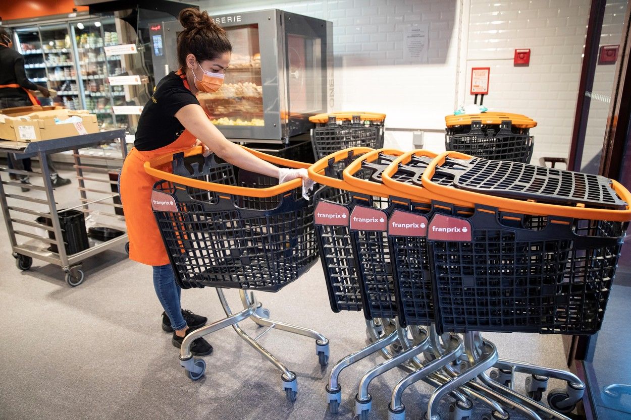 “Șanse extrem de mici să iei COVID-19 când mergi la cumpărături”. Un expert german distruge teoria potrivit căreia coronavirusul rezistă pe suprafețe