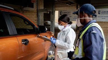 Nu ai voie să-ți plimbi câinele, dar poți să te testezi la drive-in. Cum luptă Africa de Sud contra COVID-19