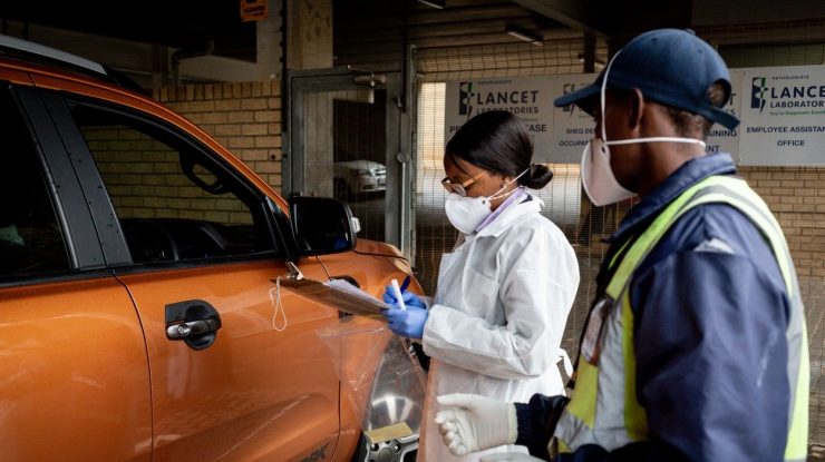 Nu ai voie să-ți plimbi câinele, dar poți să te testezi la drive-in. Cum luptă Africa de Sud contra COVID-19