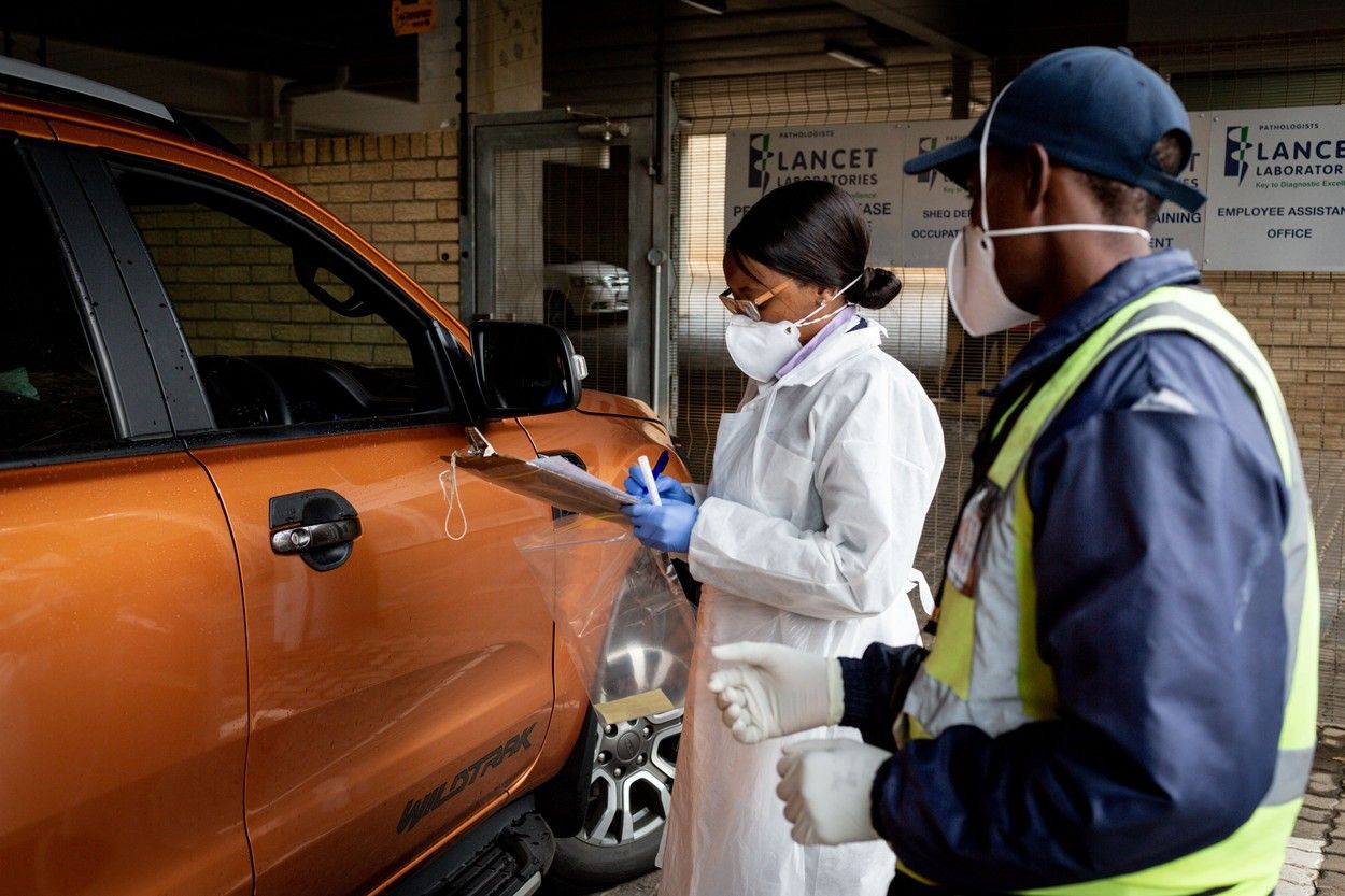 Nu ai voie să-ți plimbi câinele, dar poți să te testezi la drive-in. Cum luptă Africa de Sud contra COVID-19
