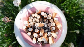 Fumatul te face vulnerabil în faţa coronavirusului. Un medic explică ce se întâmplă atunci când scoți o țigară din pachet