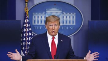 Trump recunoaşte că redeschiderea economiei ar putea omorî mai mulți oameni