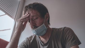 Nu te teme de coronavirus. Izolarea amplifică senzațiile din corpul tău, iar anxietățile te pot îmbolnăvi