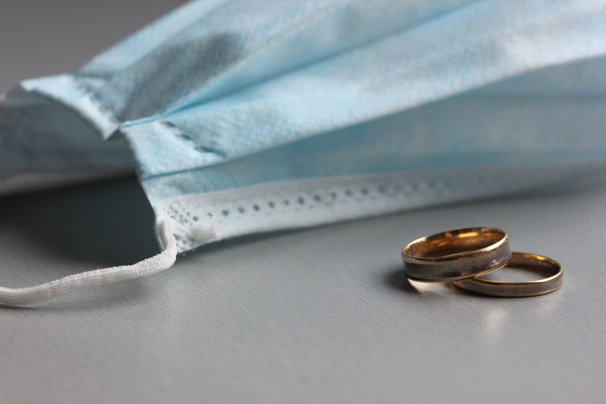 Căsătoriile sunt posibile şi cu distanţare socială. Ai nevoie doar de internet