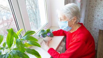 „Adoptă un bunic“ și readu-i zâmbetul pe buze. Trimite scrisori și fă izolarea mai uşoară bătrânilor uitați