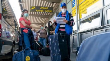 Viața românilor care au plecat la cules de sparanghel în Germania. Stau singuri și trebuie să rămână izolați în primele 14 zile