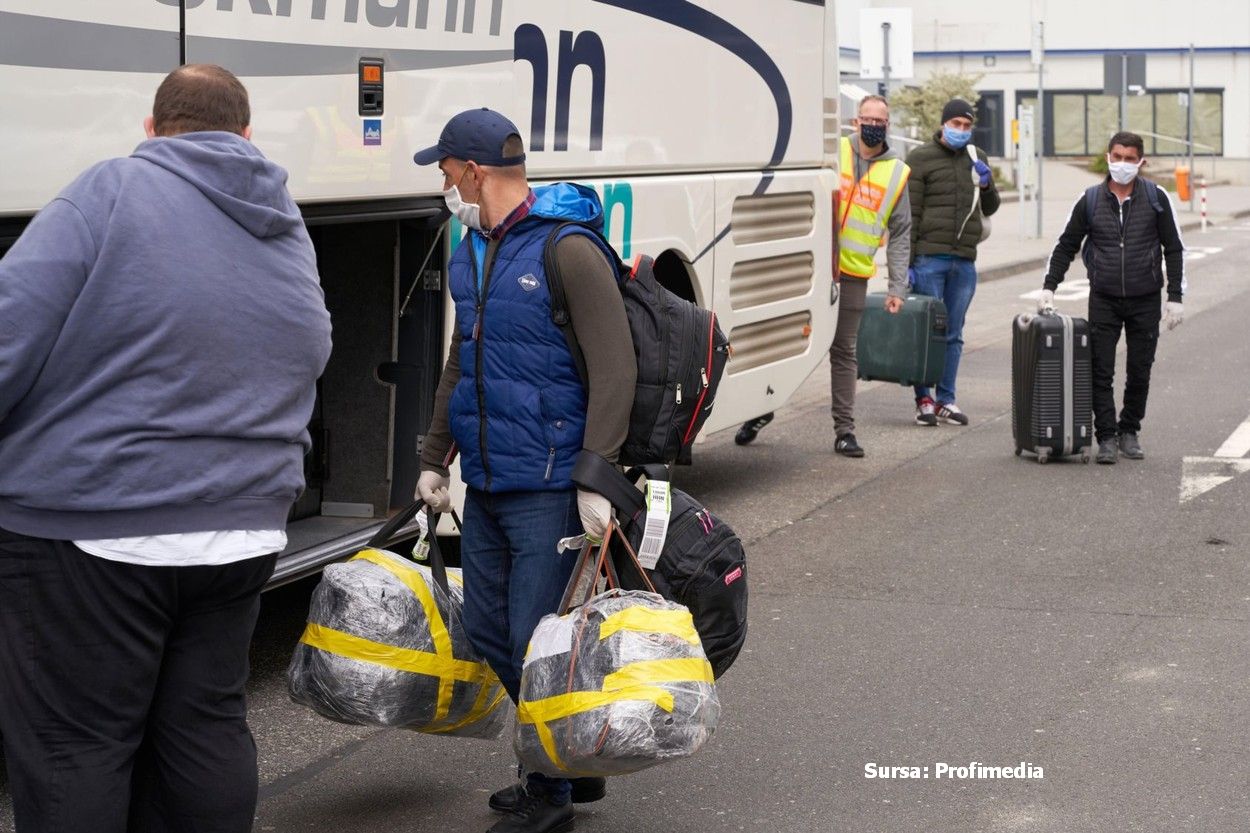 Sute de muncitori români au plecat în Austria: “Mă duc unde se fac bani. În țară ce să fac?”