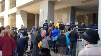 200 de oameni au ignorat polițiștii și s-au călcat în picioare ca să intre într-o piaţă din Craiova