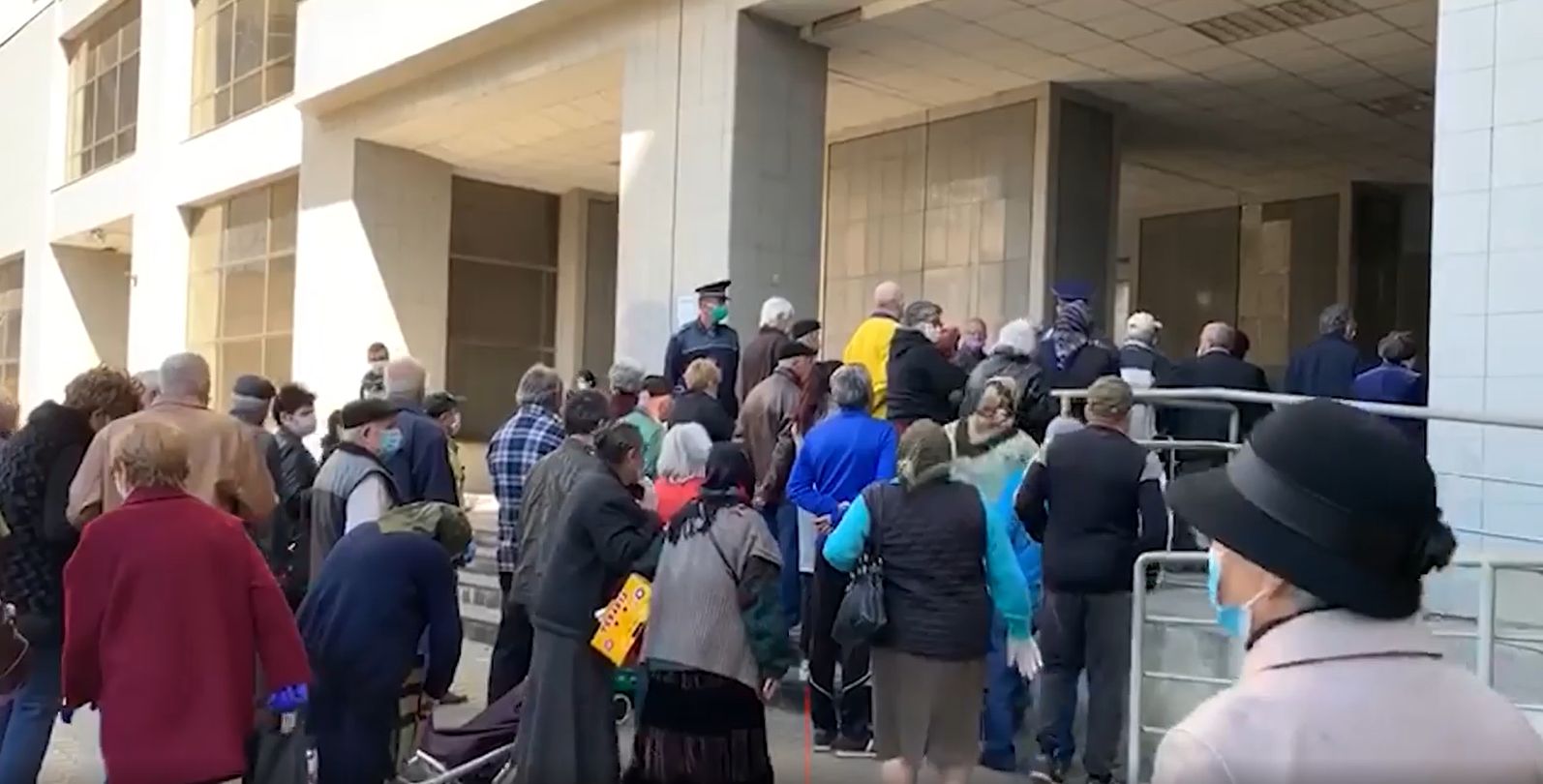 200 de oameni au ignorat polițiștii și s-au călcat în picioare ca să intre într-o piaţă din Craiova