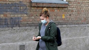 Femeile însărcinate sunt mai vulnerabile în fața coronavirusului. Vestea bună  e că boala nu se transmite copilului