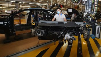 Piața auto a încetinit dramatic pe timp de criză. Cererea de mașini noi a scăzut chiar și cu 70%