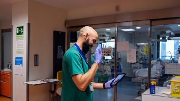 Optimism în spitale. Dansul medicilor a devenit simbolul speranţei în lupta contra COVID-19