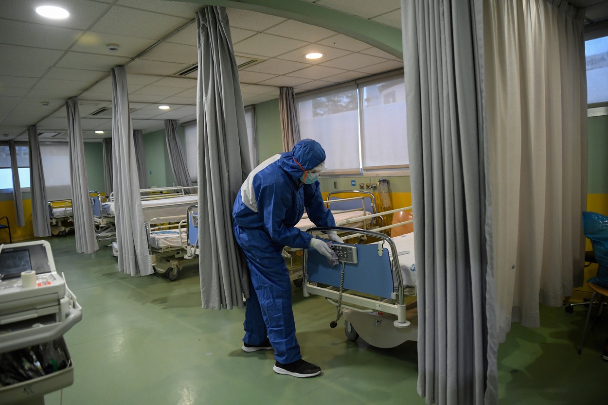 Momentul emoționant în care o mamă şi fiica ei, infectate cu coronavirus, se reunesc în spital