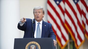 Donald Trump schimbă regulile pentru rețelele sociale. Decizia, venită după ce Twitter i-a marcat o postare cu tag-ul „potențial înșelătoare”