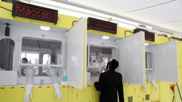 Metoda de testare pentru Covid-19, folosită de israelieni, fără ca personalul medical să se expună: Totul durează în jur de 4 minute