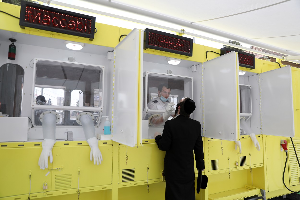 Metoda de testare pentru Covid-19, folosită de israelieni, fără ca personalul medical să se expună: Totul durează în jur de 4 minute