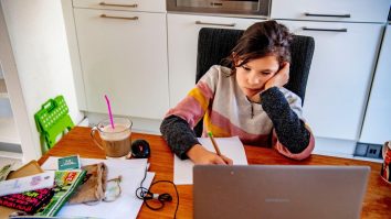 Şcoala online între provocări și schimbări. Copiii se plictisesc și nu mai au răbdare