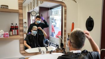 Elvețienii în prima zi de relaxare a măsurilor: un masaj, o tunsoare și o vizită la dentist